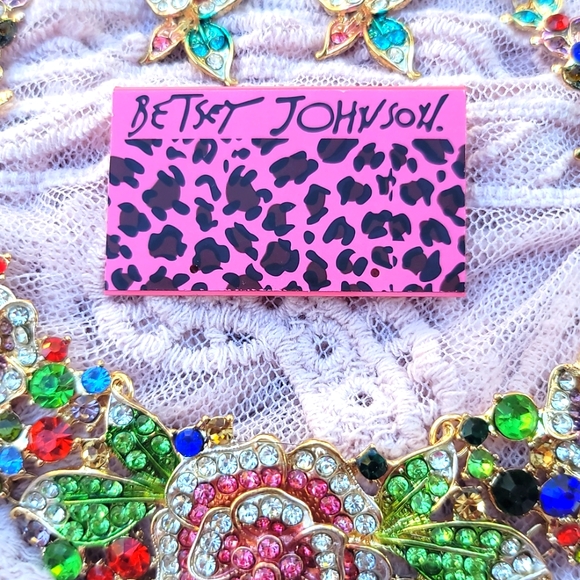 β BETSEY JOHNSON Crystal Floral Choker & Earrings Set - Picture 3 of 7